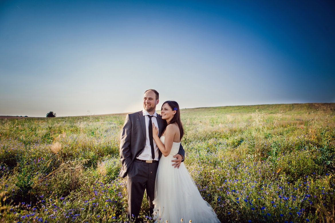 plener ślubny na łące