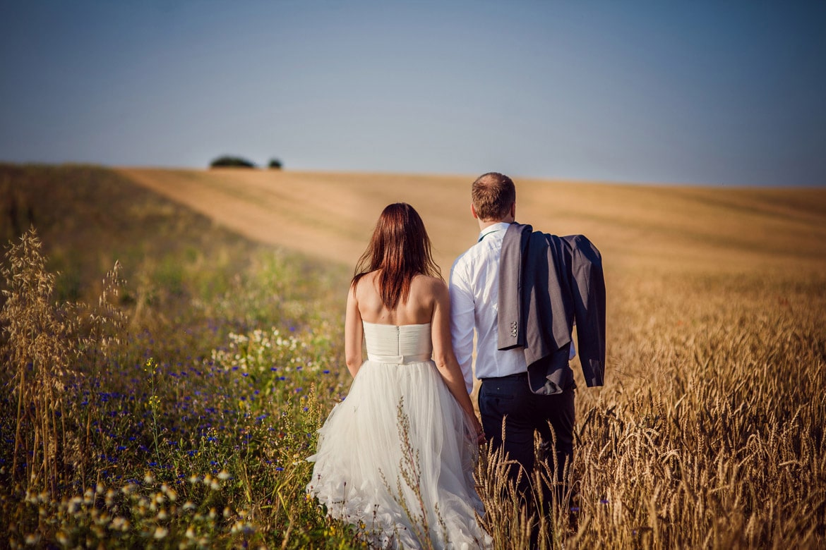 plener ślubny na łące