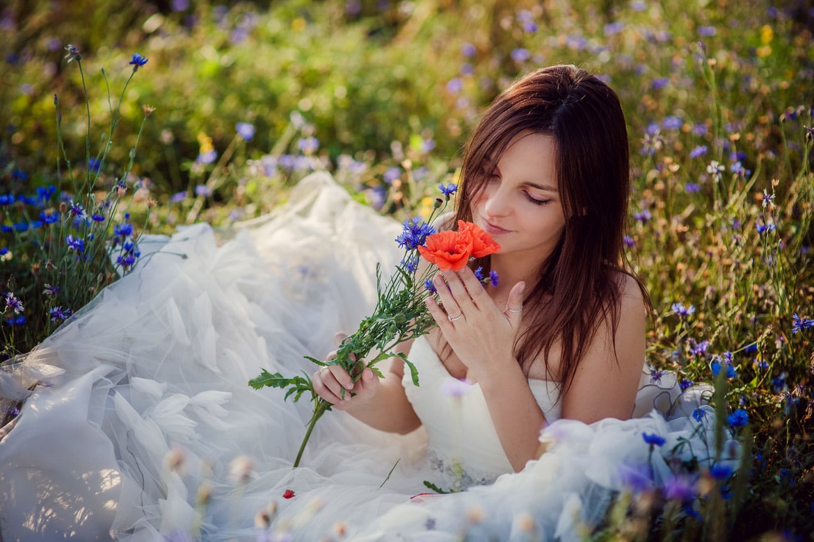 plener ślubny na łące