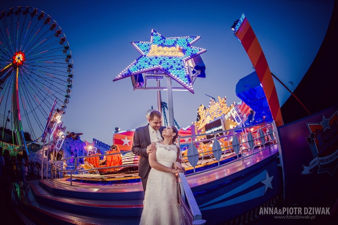 zdjęcia ślubne w wesołym miasteczku
