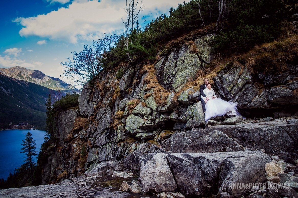 plener ślubny nad czarnym stawem
