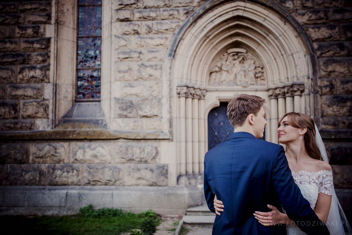 Monika i Sebastian romantyczny plener w mosznej_012