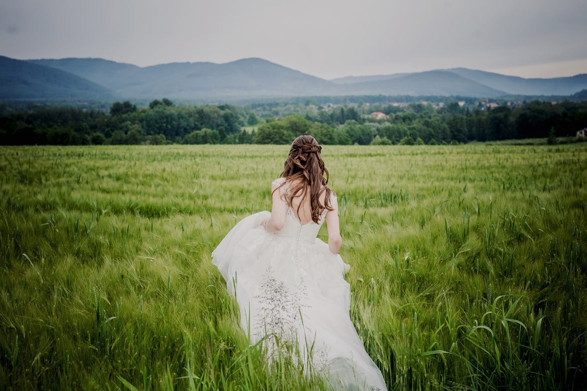 plener ślubny w deszczu