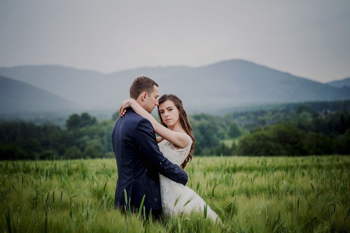 plener ślubny w deszczu