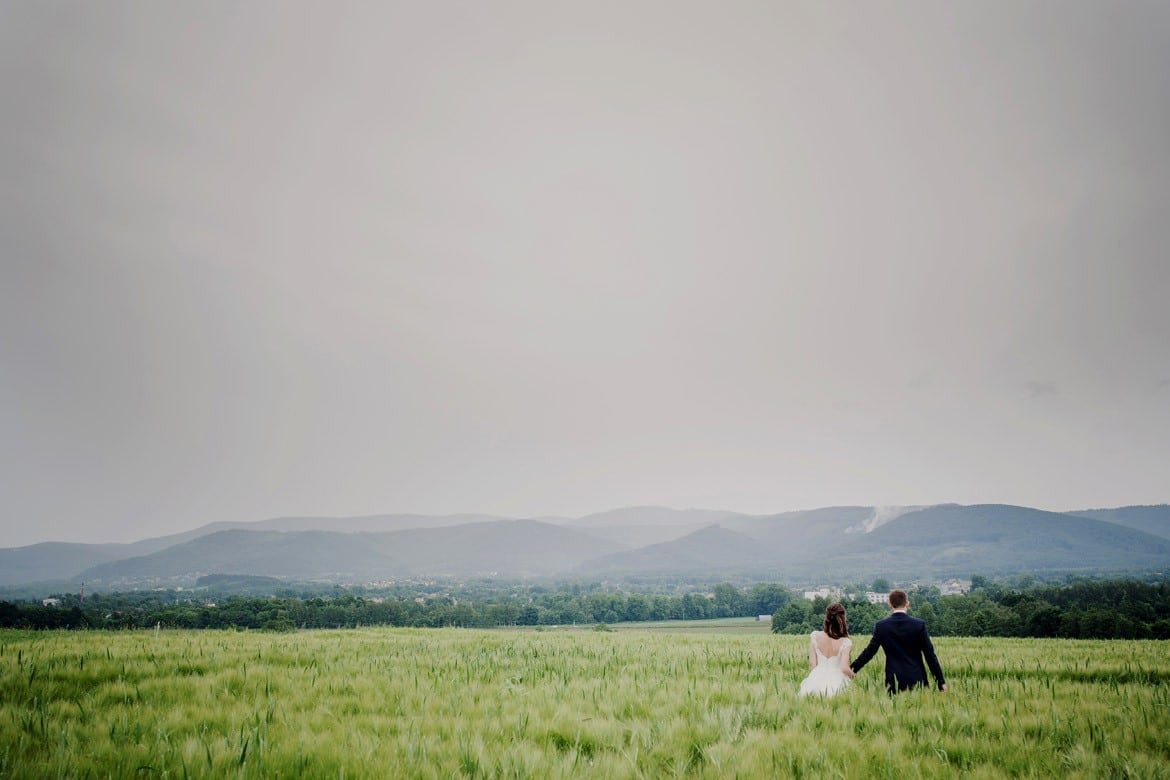 plener ślubny w deszczu