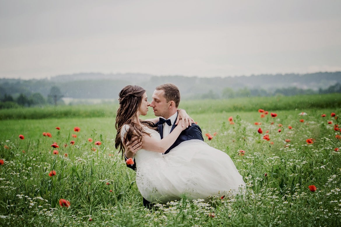 plener ślubny w deszczu