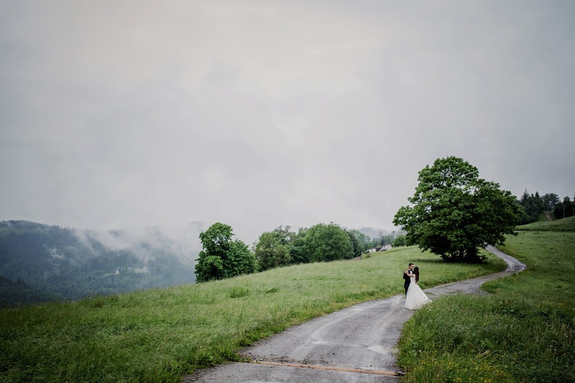 plener ślubny w deszczu