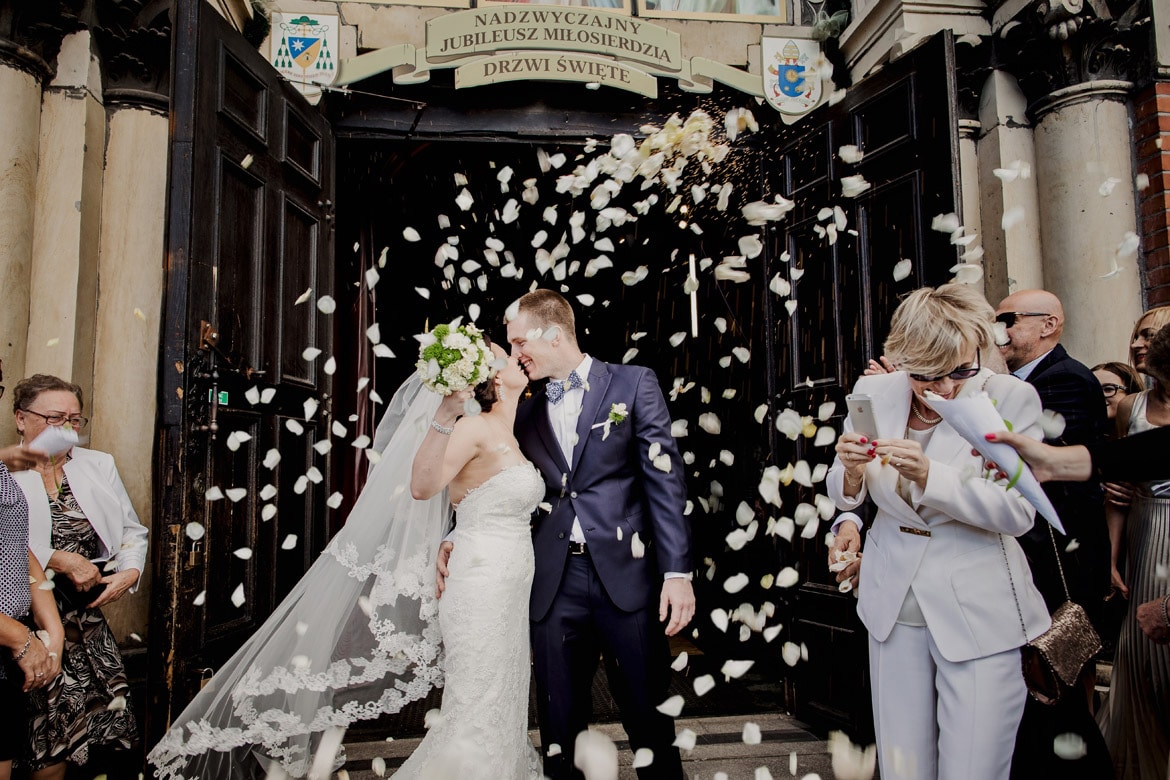 płatki kwiatów na ślub