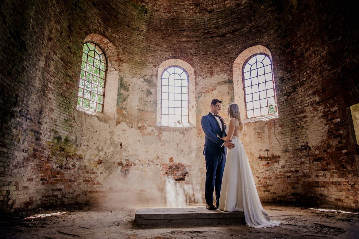 plener ślubny w ruinach