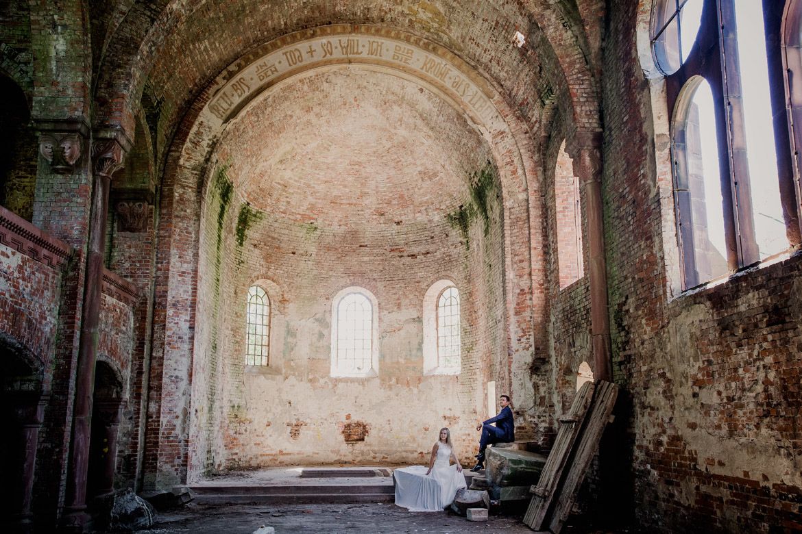 plener ślubny w ruinach