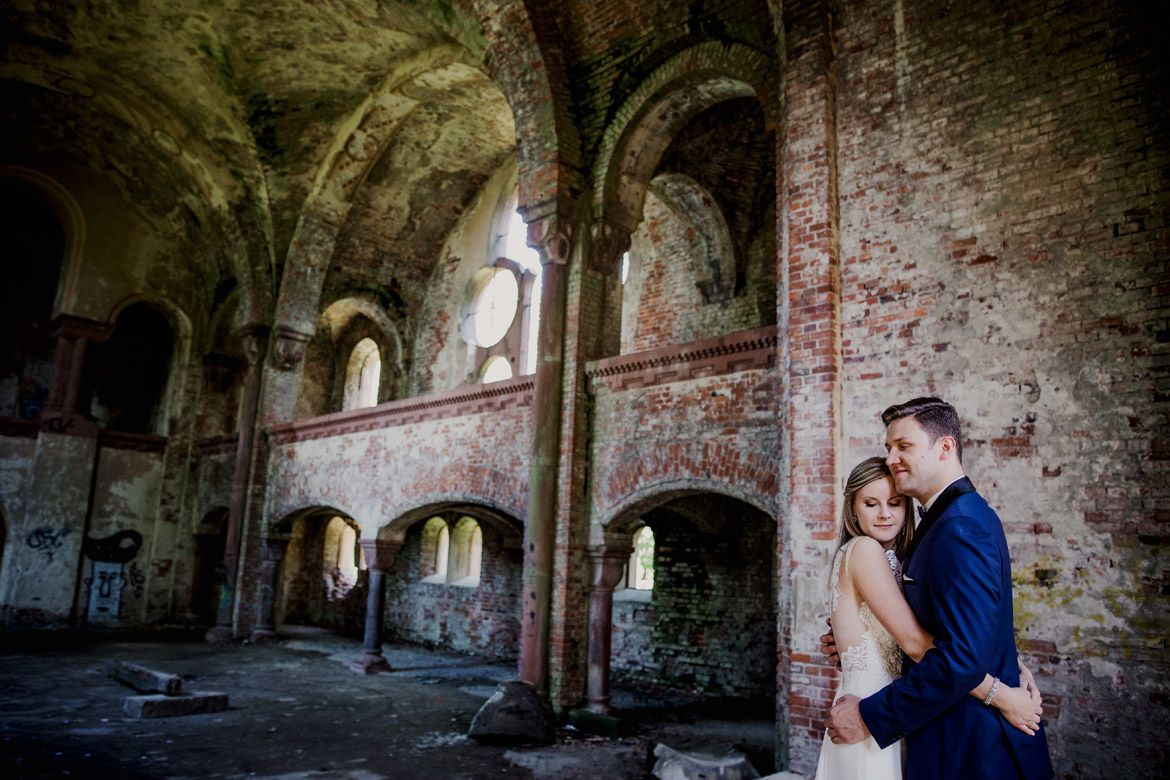 plener ślubny w ruinach