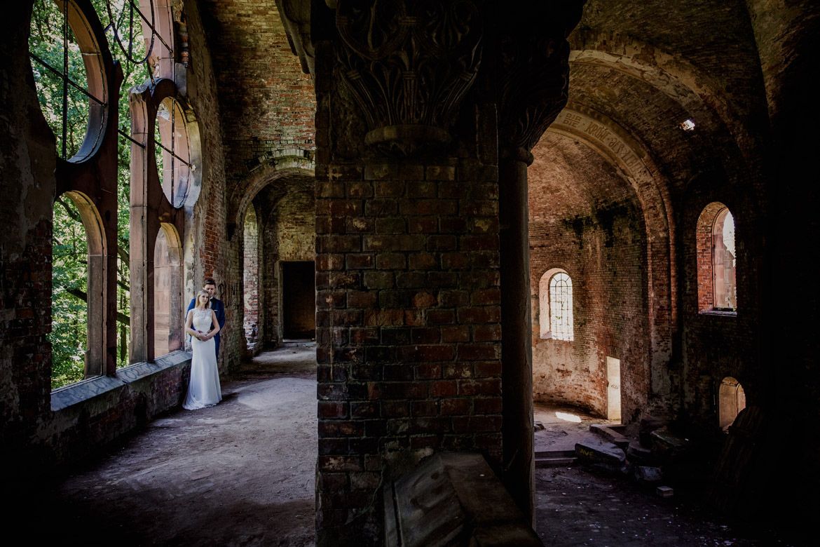plener ślubny w ruinach