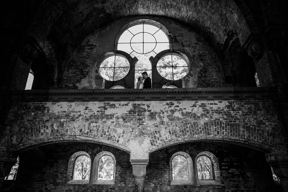 plener ślubny w ruinach