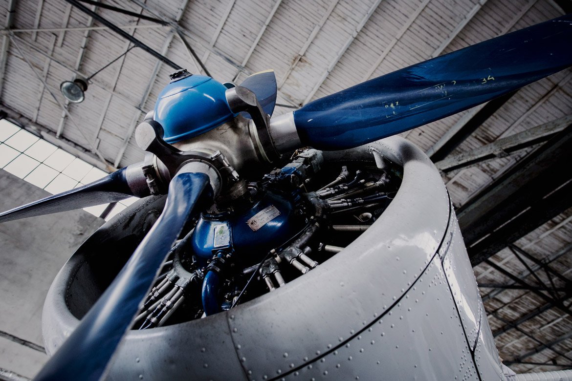 plener ślubny na lotnisku