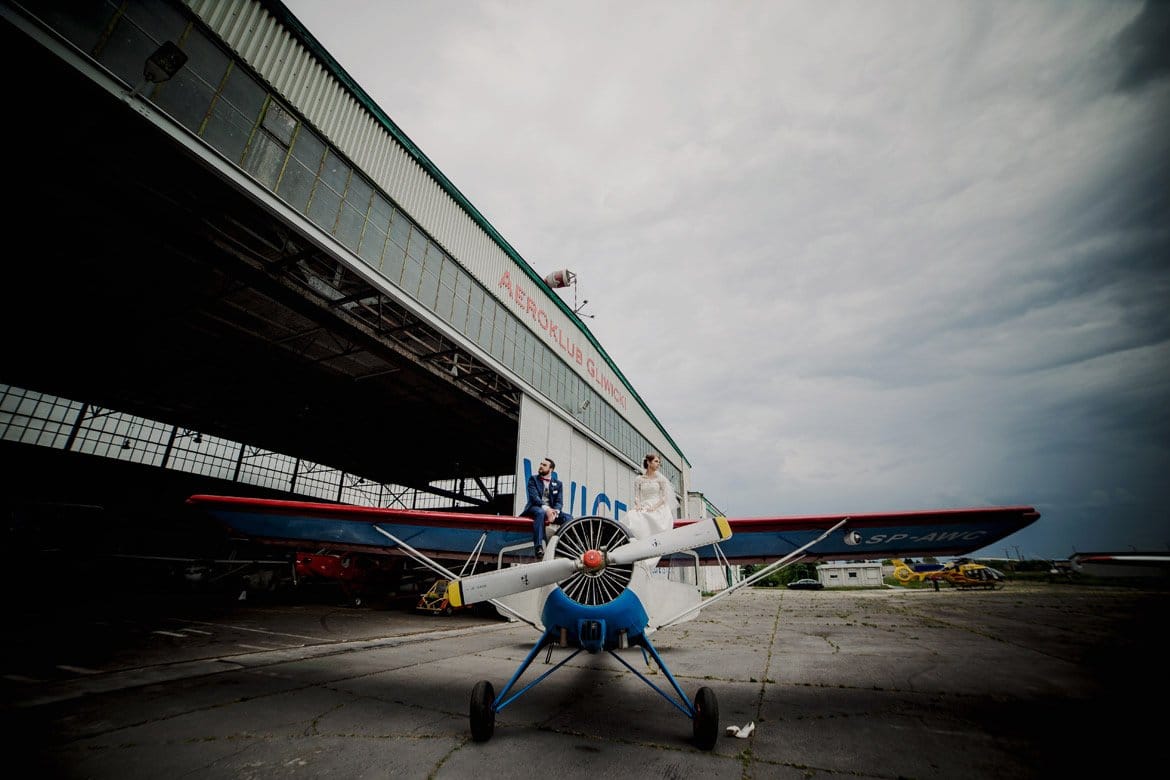 zdjęcia ślubne na lotnisku