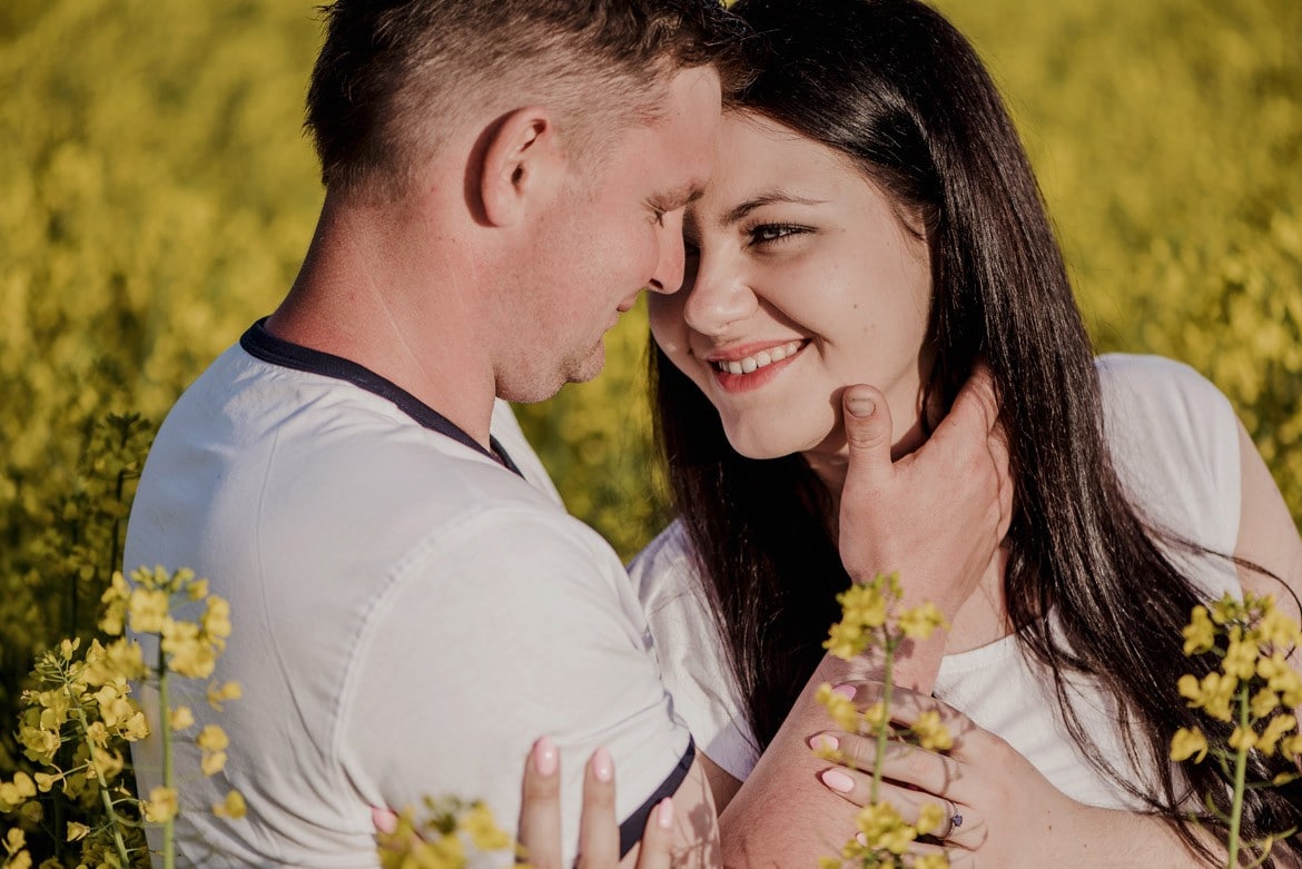 sesja narzeczenska w rzepaku