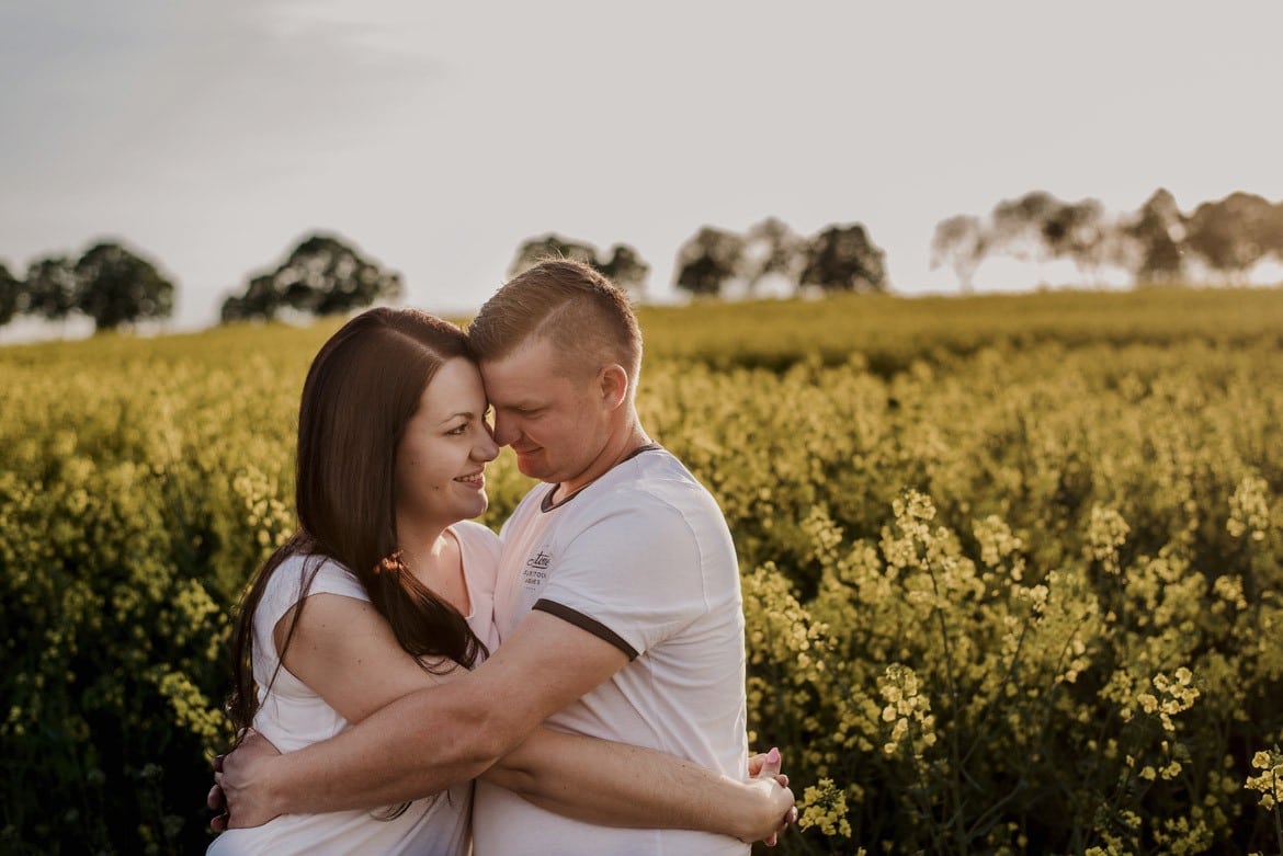 sesja narzeczenska w rzepaku