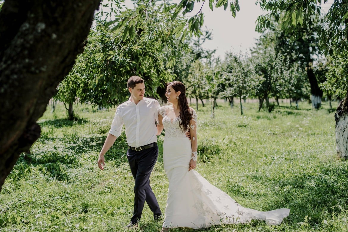 sesja slubna w sadzie