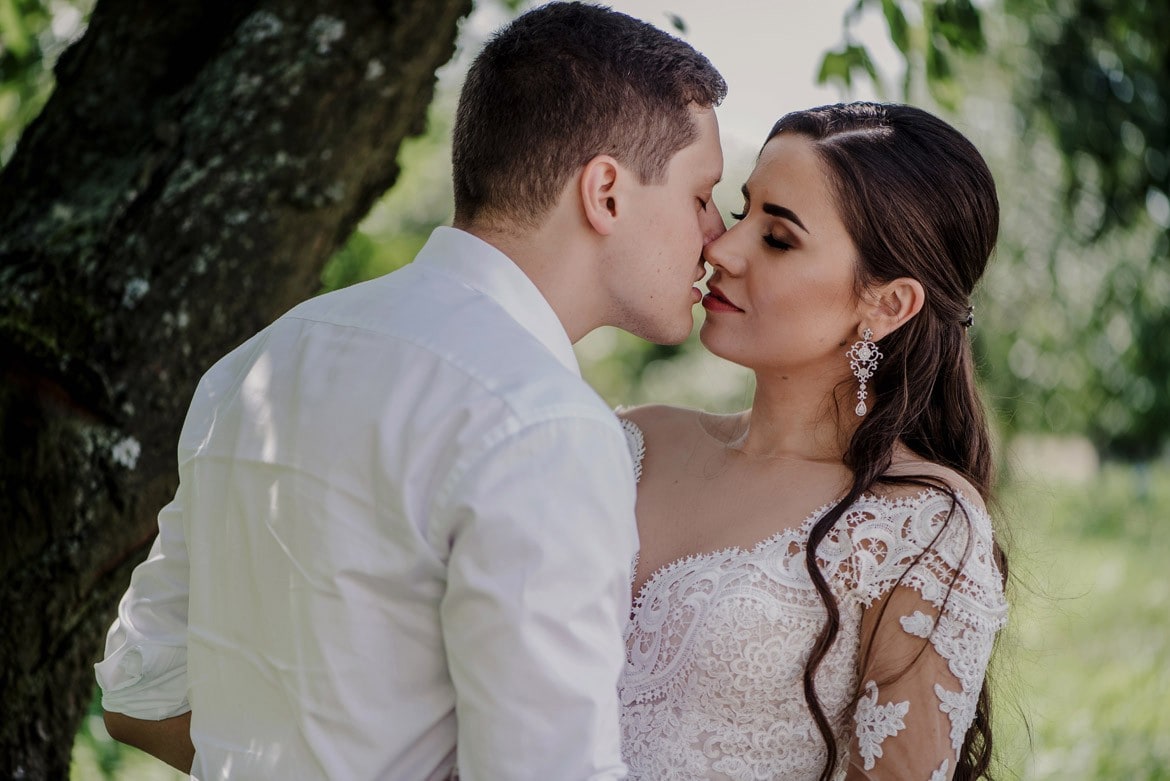 sesja slubna w sadzie