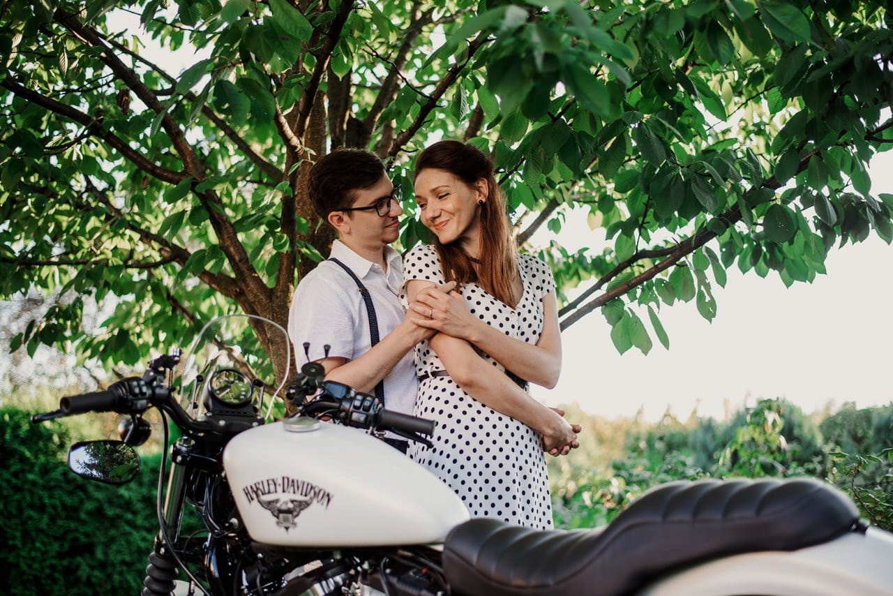 sesja narzeczeńska z motocyklem