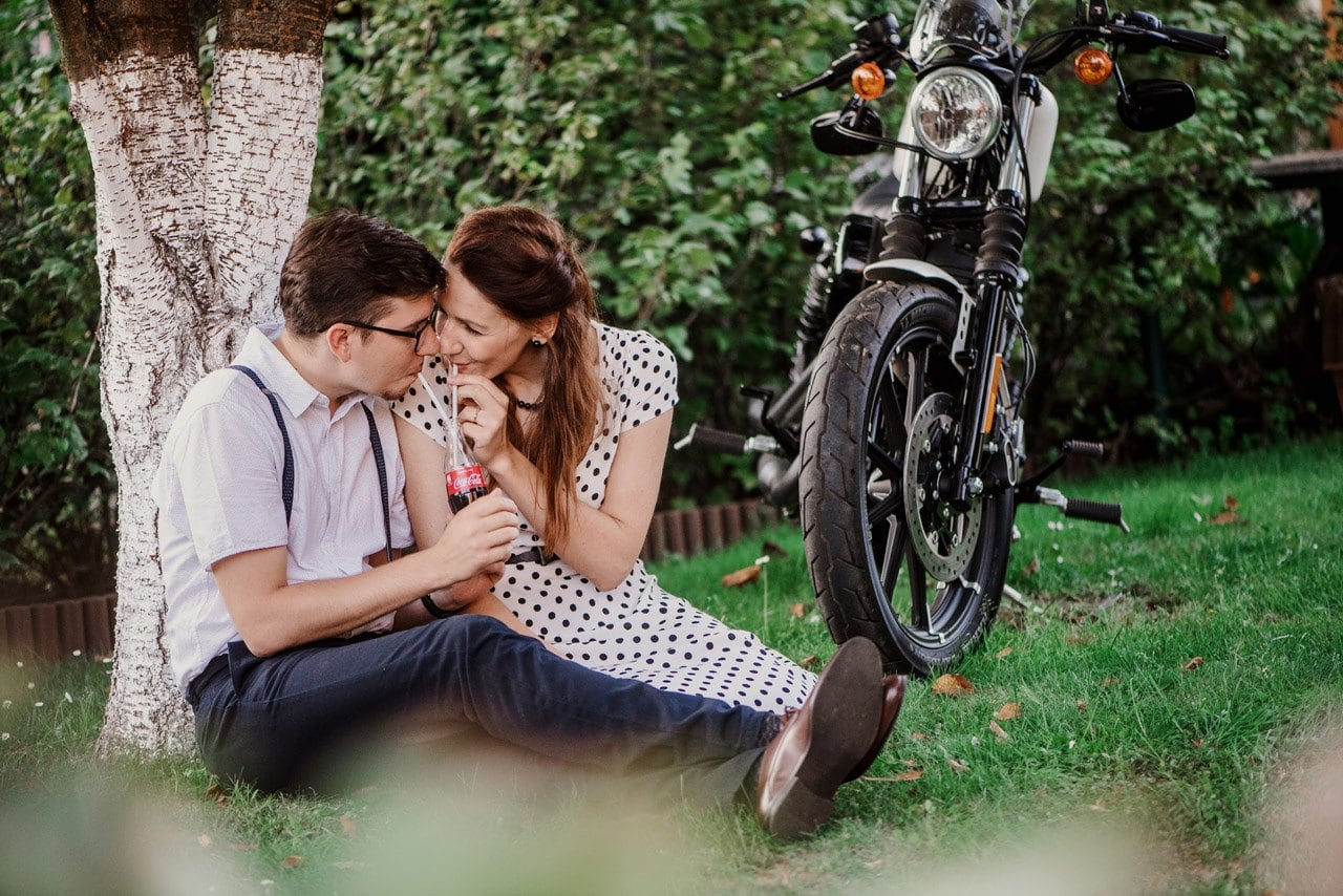 sesja narzeczeńska z motocyklem