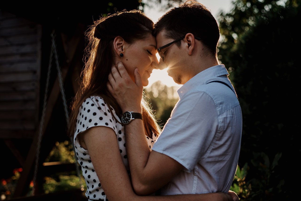 sesja narzeczeńska z motocyklem