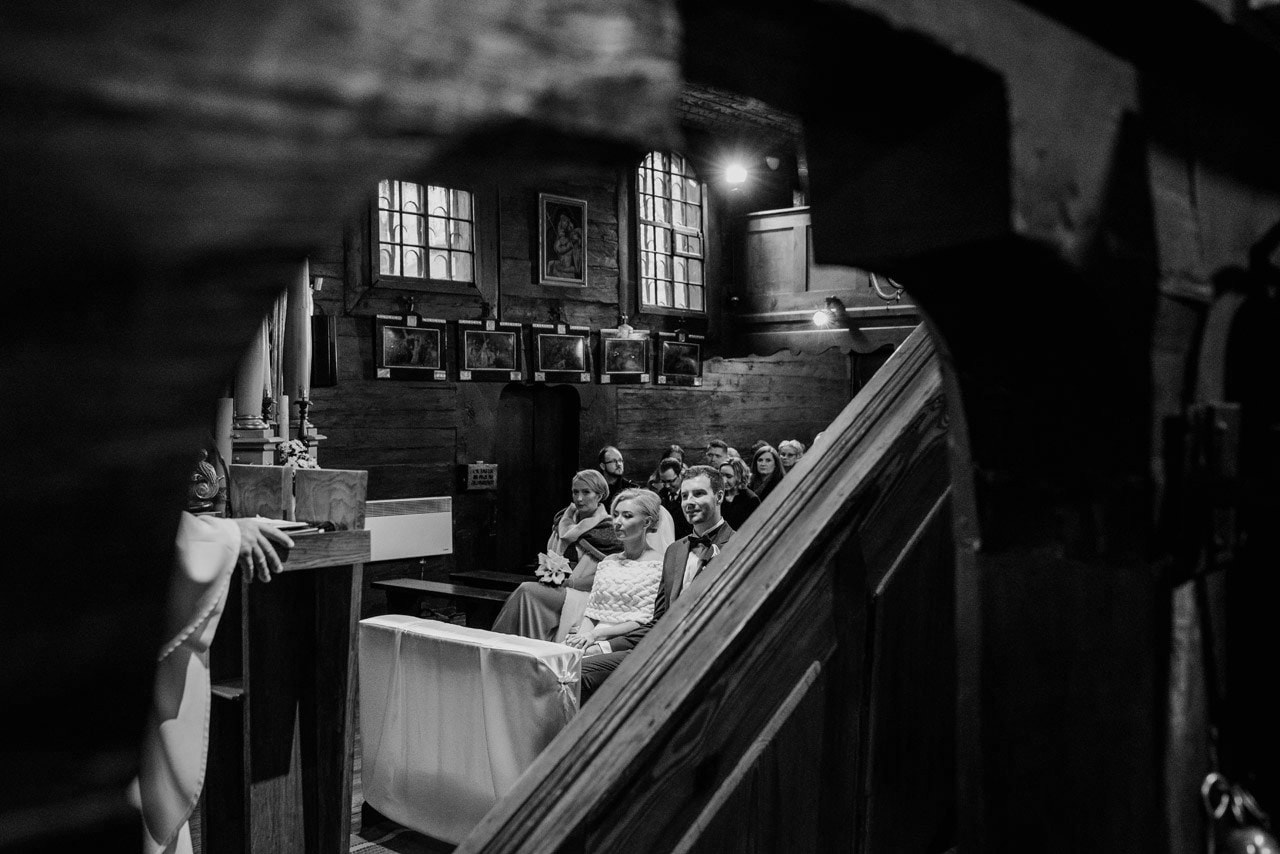 slub w drewnianym kosciele