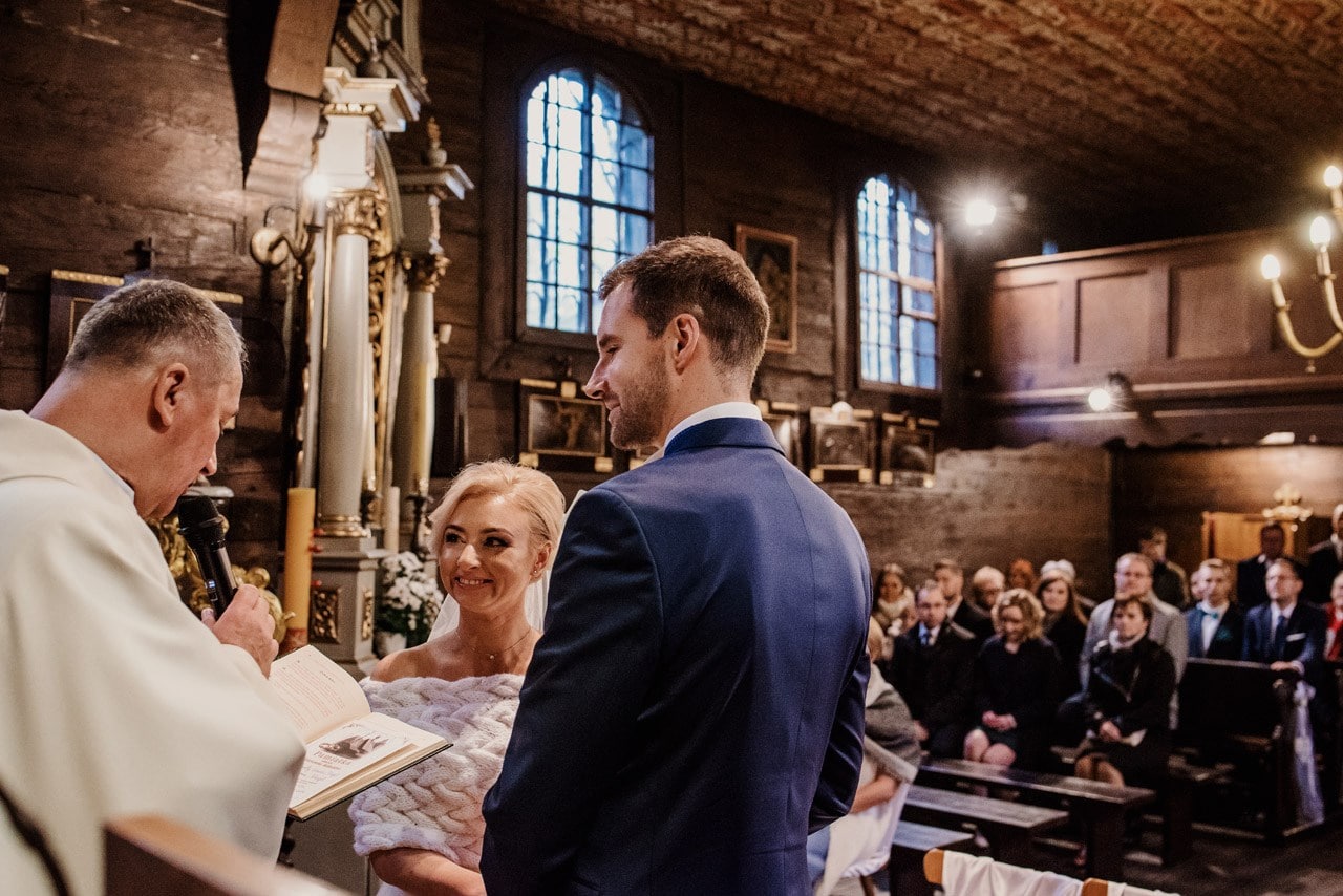 slub w drewnianym kosciele