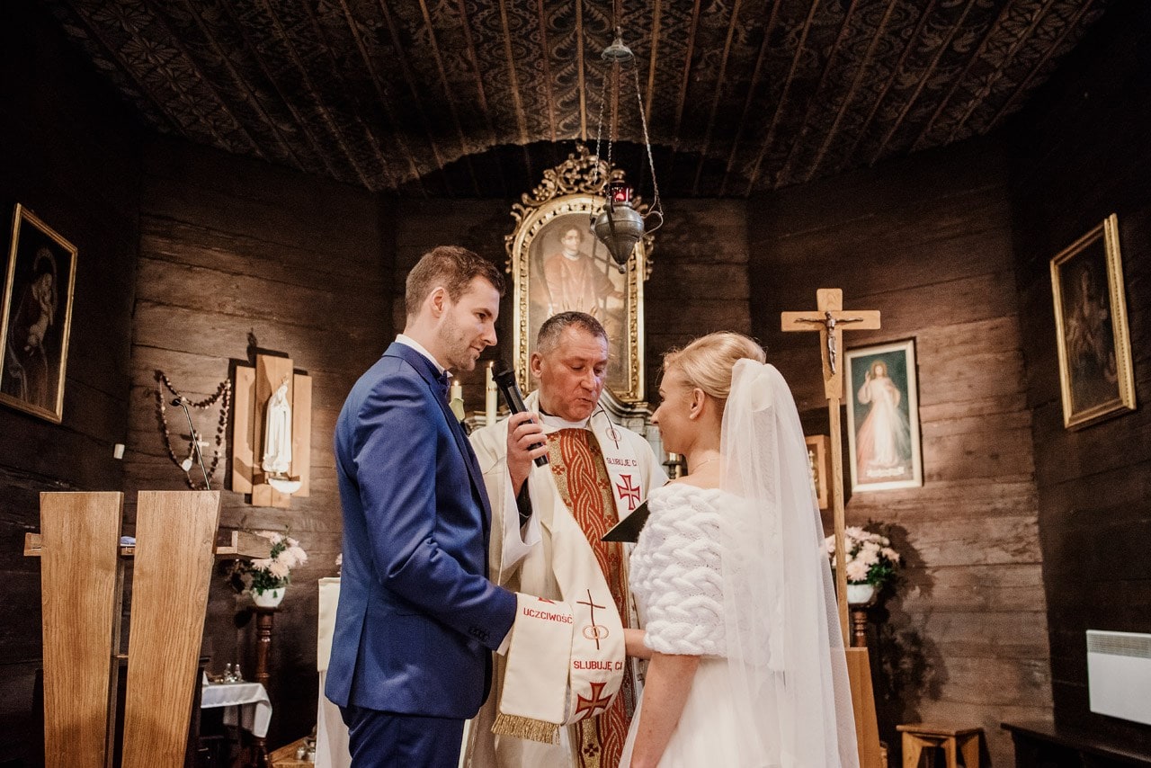 slub w drewnianym kosciele
